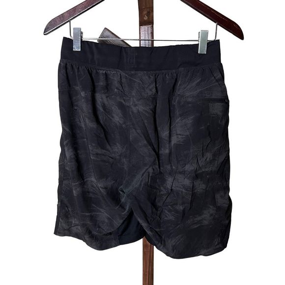 Lululemon THE Short Mens Medium - Picture 2 of 4